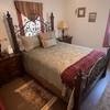 The Sunshine Room (Queen bed and Pet friendly)