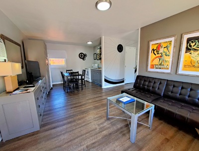 Signature King Suite- King + Futon + Kitchen 