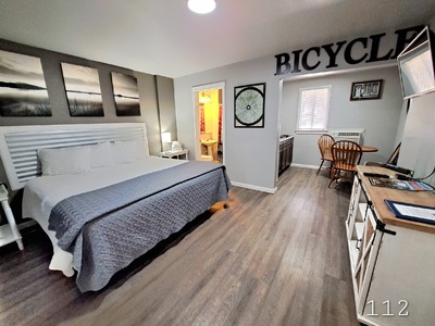 Signature Suite 1 King + Separate Queen Bedroom + Kitchenette